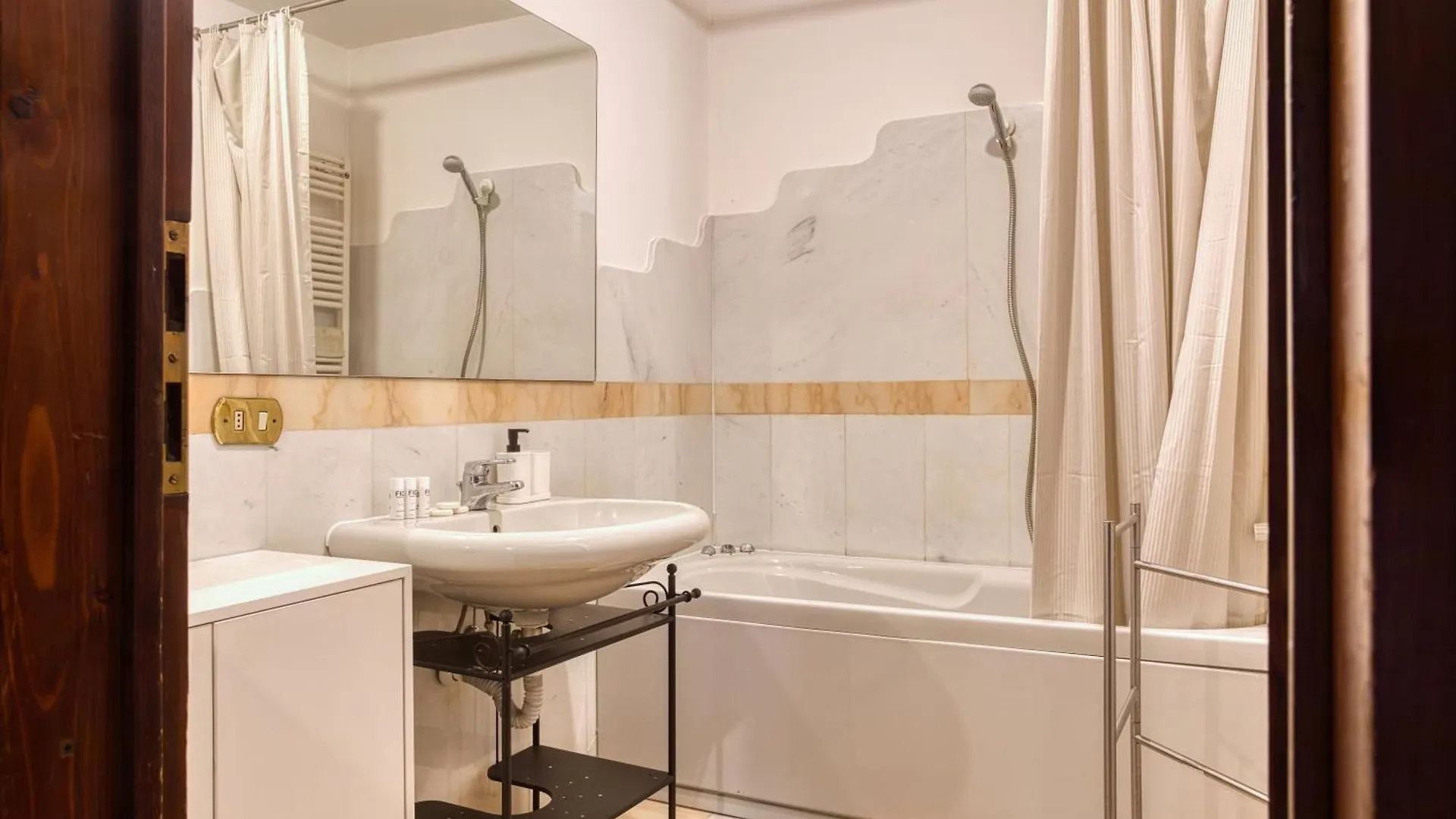 Apartament Joivy Spacious Flat, Excellent City Centre Access Mediolan Włochy